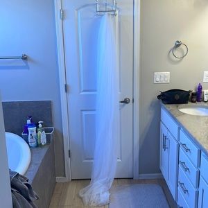 Chapel length white veil